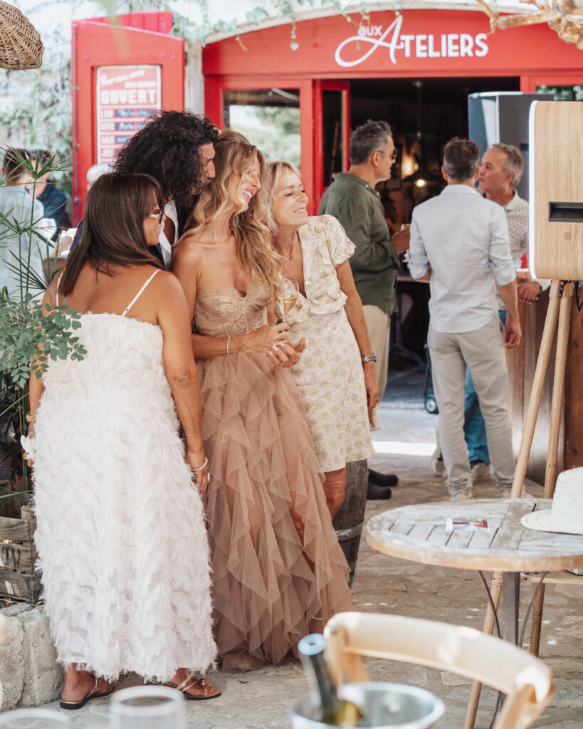 Invités utilisant le photobooth AMY lors d'un mariage à Maussane-les-Alpilles
